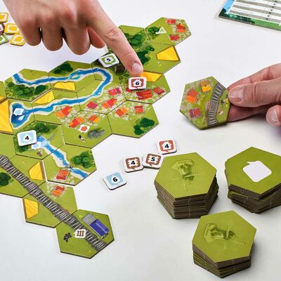 Dorfromantik - das Spiel des Jahres 2023 ist bei Papeterie und Spielwaren Schmid in Landquart (Graubünden) erhältlich