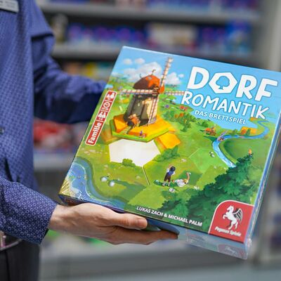 Dorfromantik - das Spiel des Jahres 2023 ist bei Papeterie und Spielwaren Schmid in Landquart (Graubünden) erhältlich