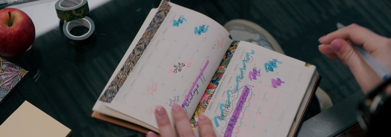 Paperblanks Agenda offen mit Händen welche reinschreiben